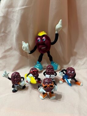 “Heard It Though The Grapevine” California raisins plush & plastic Figures Set